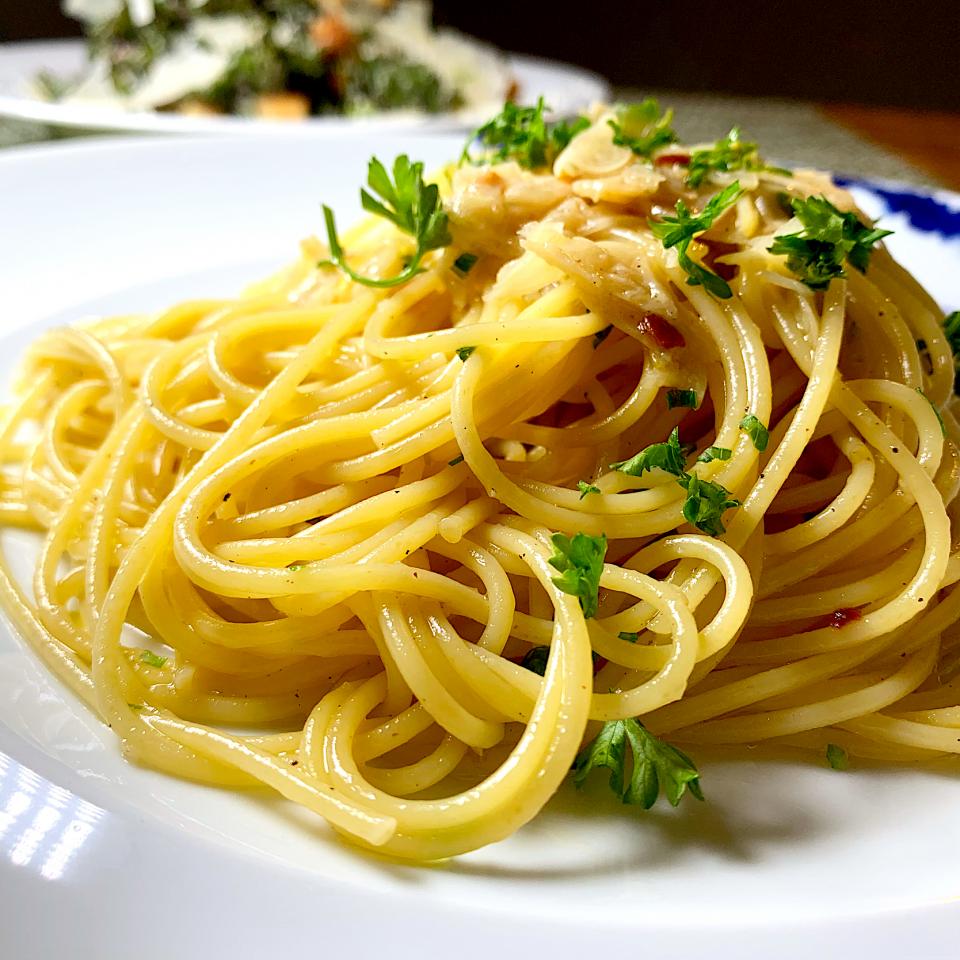 Spaghetti Aglio e Olio (シンプルって美味しい！にんにく一杯アーリオ・オーリオ・パスタ)