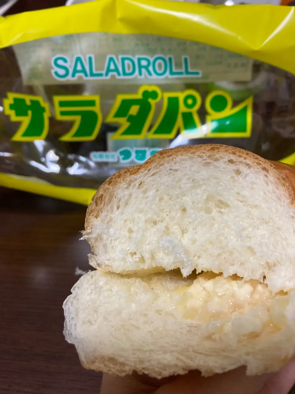 長浜ソウルフード？ケンミンショーにも出てたつるやのサラダパン🥖中は沢庵とマヨネーズ！サッパリして意外と美味しい笑|あやさん