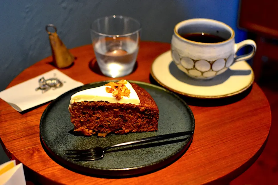 Snapdishの料理写真:キャロットケーキ🥕と深煎りブレンドコーヒー☕️|Makigelinaさん