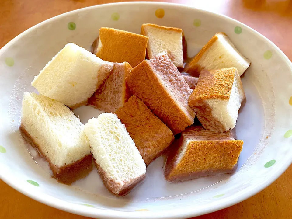 Simple lunch when you feel lazy to cook in the weekend, only milk, red bean paste and bread.|MI 「いどりす」さん