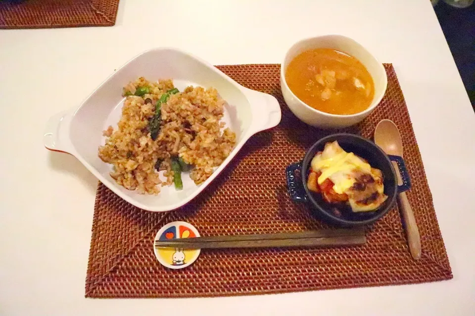 今日の夕食 ツナとアスパラの焼き飯、厚揚げのキムチチーズ焼き、鶏むね肉と春雨のナンプラースープ|pinknari🐰🌈さん