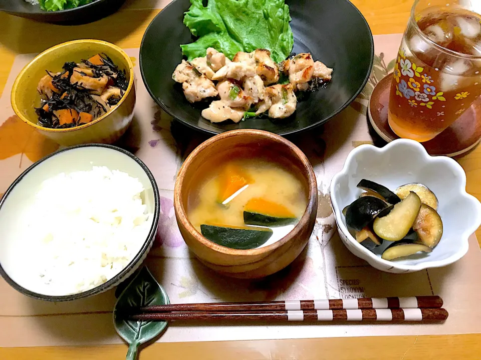 鶏肉のねぎ塩焼き、とっときひじき煮、なすの浅漬け|Emiko Kikuchiさん