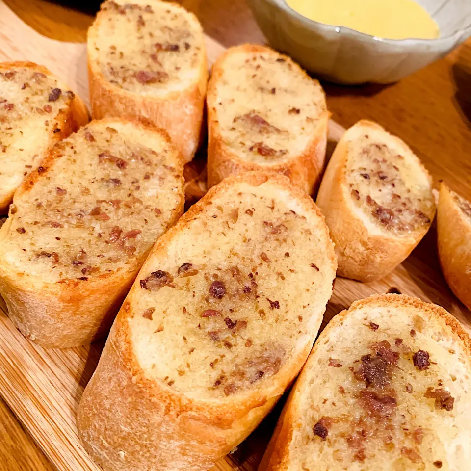 アンチョビガーリックトースト🥖リスドォルで焼いたフランスパン🥖美味い|いちごさん