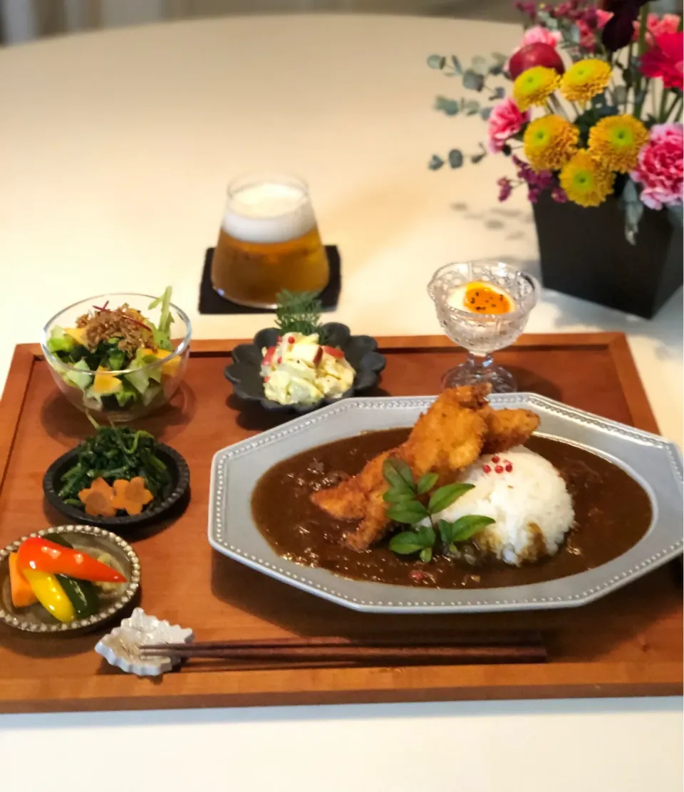 チキンカツカレー　カリカリじゃこサラダ　白菜とりんごのコールスロー　菊菜の胡麻和え🍺😊|あっこさん