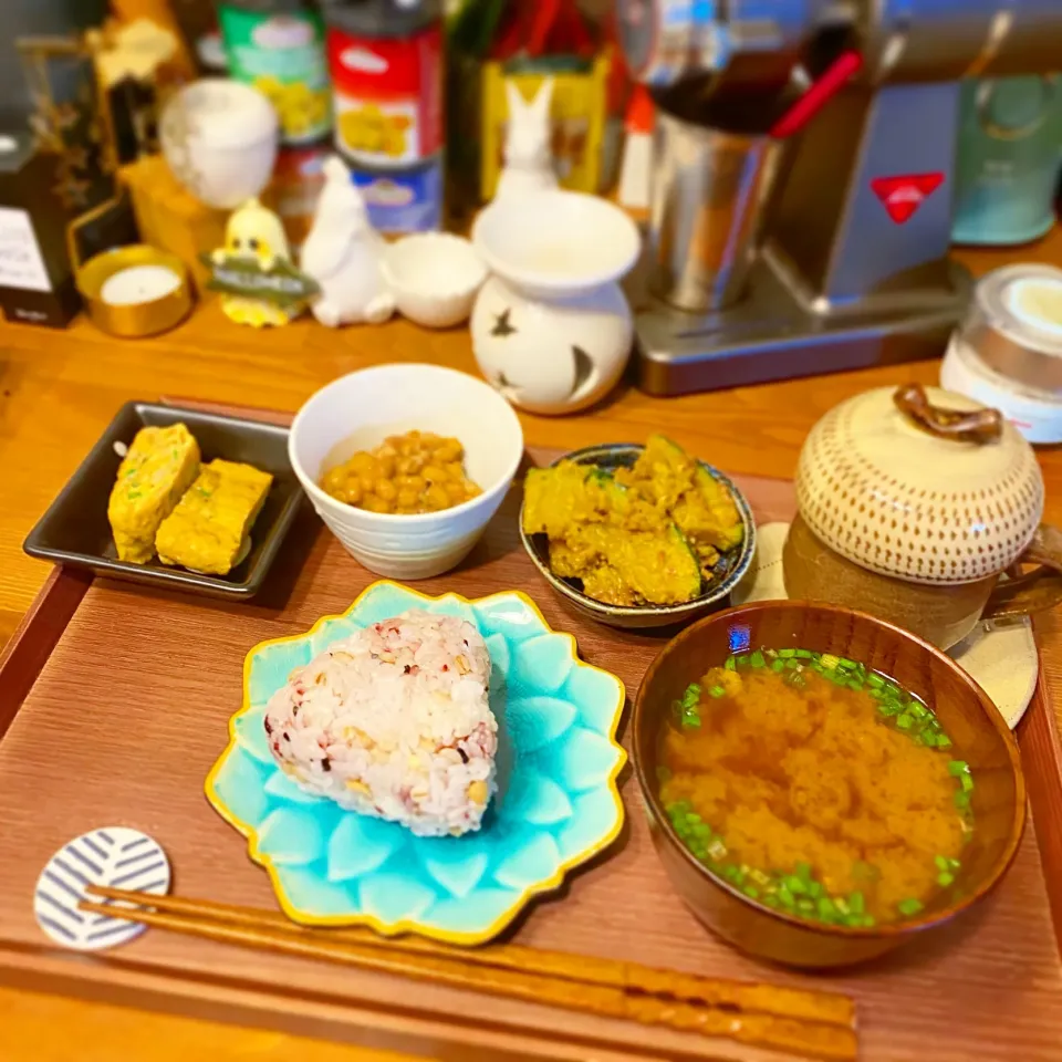 Snapdishの料理写真:・出し巻き卵・納豆・肉味噌南瓜・しじみ汁・おにぎり|まぁちゃんさん