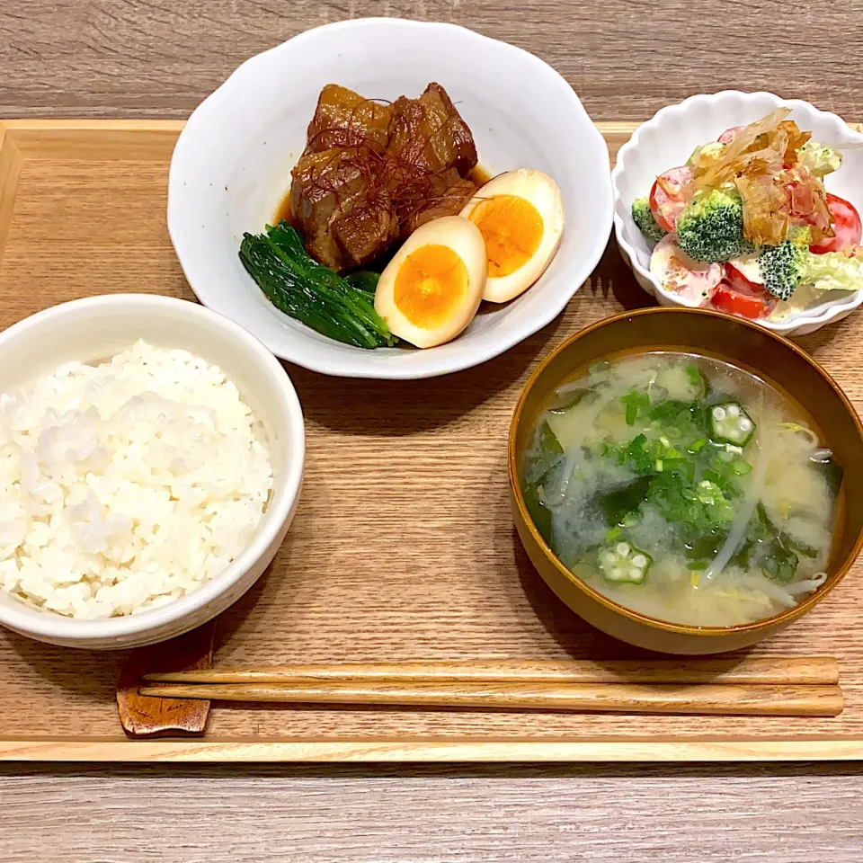 ご飯 豚の角煮 味噌汁 ブロッコリーとミニトマトのマヨポン和え|m iさん