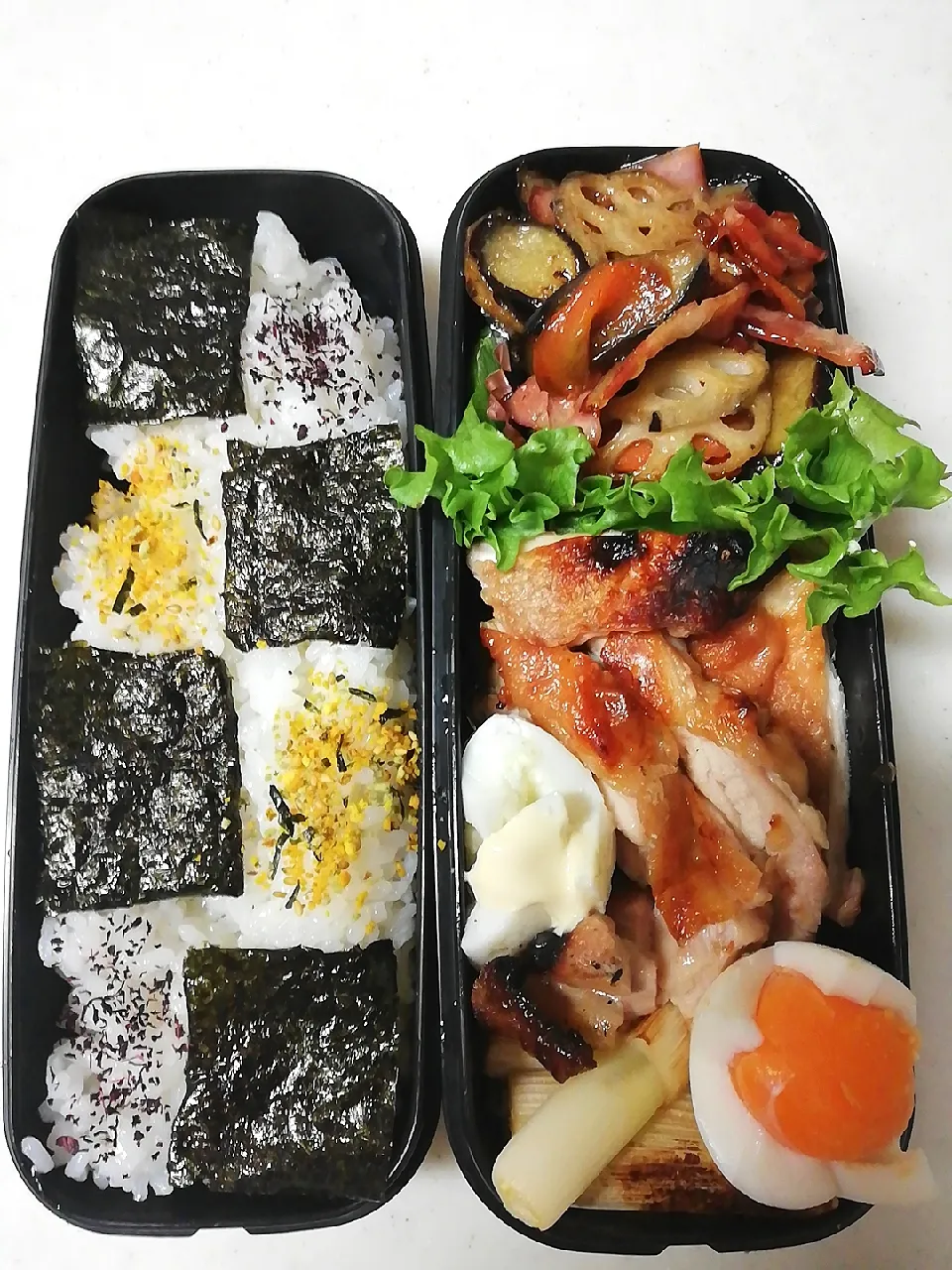 鶏とネギを魚グリルで焼くだけ(^^)弁当
レンコン、人参、ナス、ベーコンは油多めの蒸し焼き後に砂糖、酒、みりん、醤油で照り照り焼き|芽亜里さん