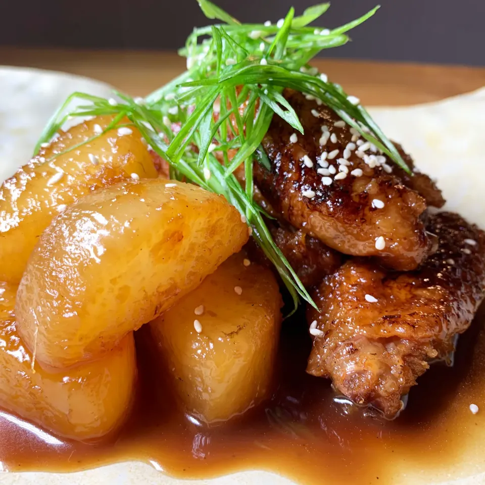 Simmered Chicken Wing and Daikon with Brown Sugar & Ginger Soy Sauce (味がじっくり染みた、鶏手羽先と大根の黒砂糖しょうが醤油煮)|Masa, The Cooking Husbandさん