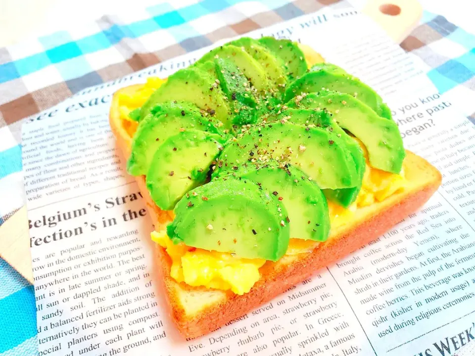 切ってのせるだけ✨
簡単アボカドトースト🥑🍞|taruto⭐️さん