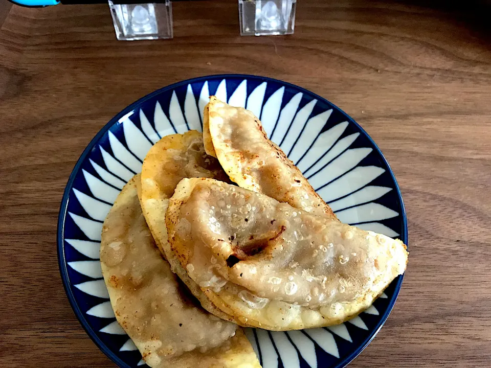 Snapdishの料理写真:レトルトカレー🍛サモサ風|coronさん