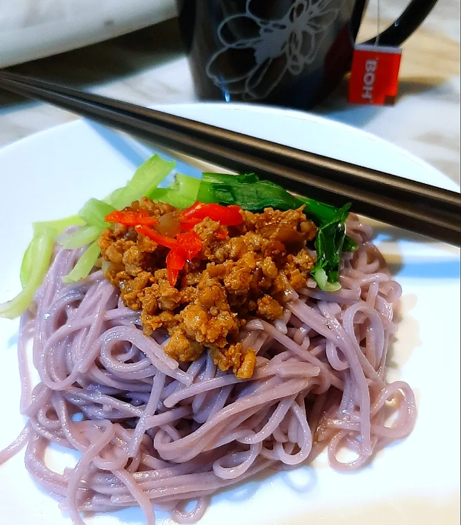 Snapdishの料理写真:purple potato noodles (kampua)|ģřãçîöůşさん