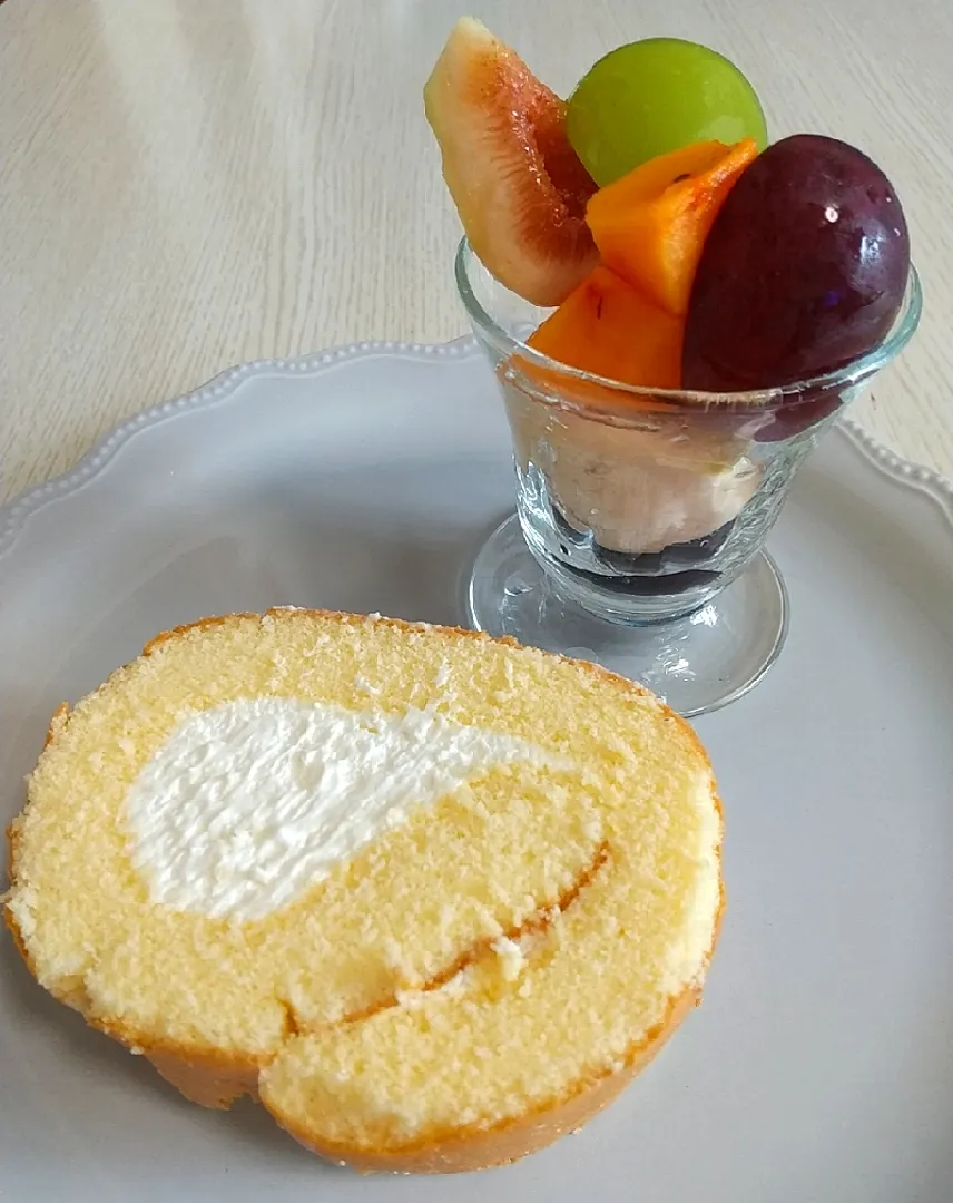 ☆今日のおやつ☆　お気に入りのロールケーキとフルーツ|hamamaさん