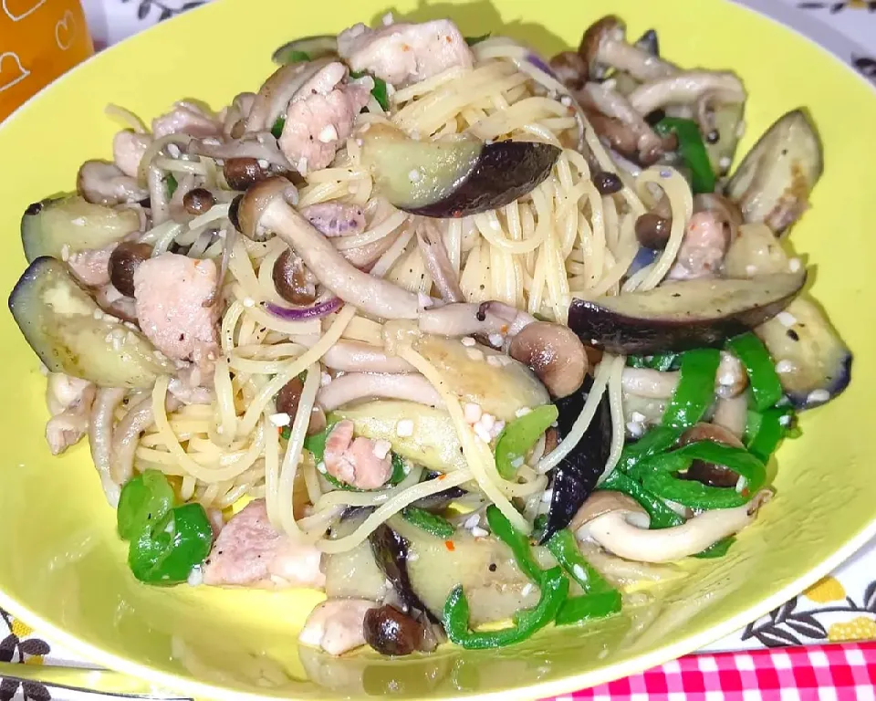 鶏と茄子としめじの赤唐辛子とガーリックのパスタ🍝🍴✨|オレンジチョコさん