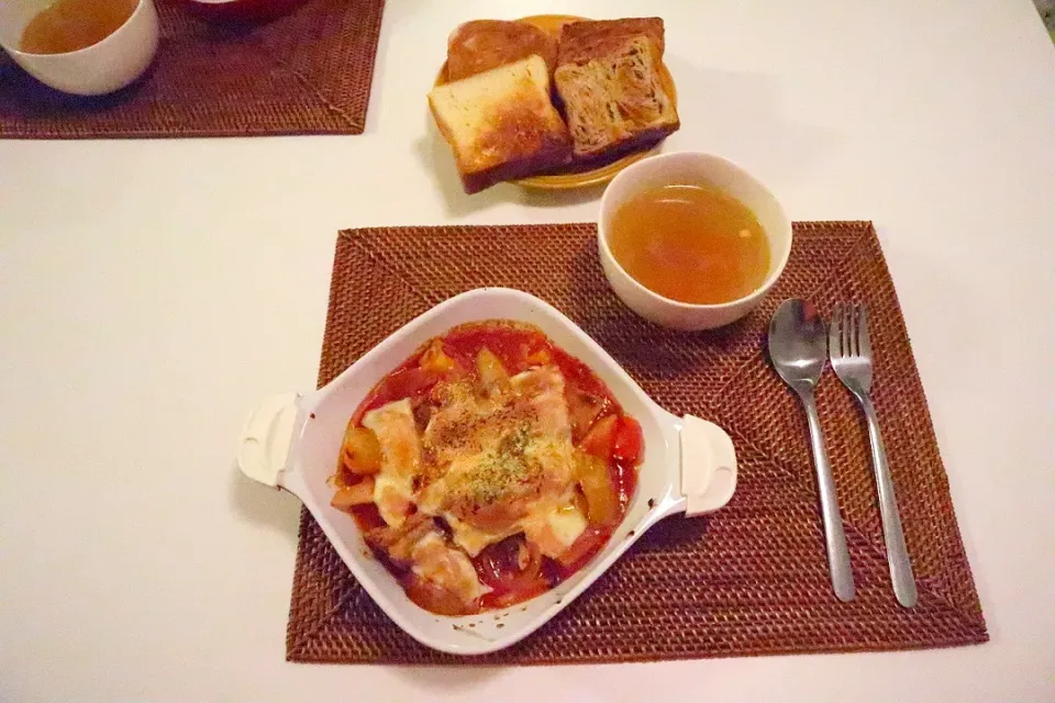 Snapdishの料理写真:今日の夕食 じゃがいもとサバ缶のトマト煮のチーズ焼き、コンソメスープ|pinknari🐰🌈さん