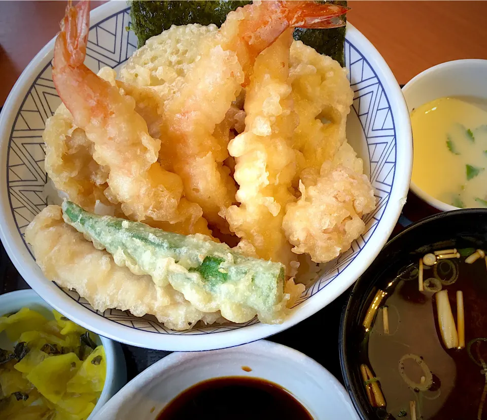 Snapdishの料理写真:にぎやか海老天丼セット 和食さと|すくらんぶるえっぐさん