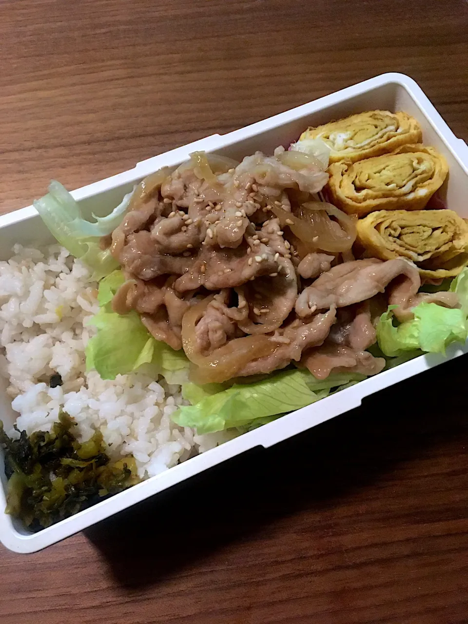 Snapdishの料理写真:豚の生姜焼きがでんと鎮座する弁当|サマンサさん