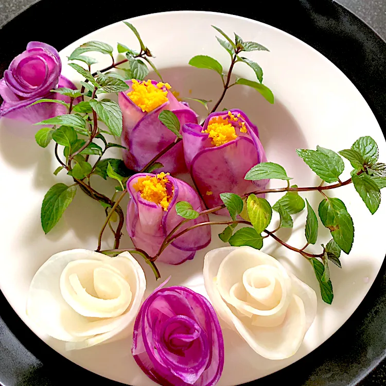 Snapdishの料理写真:KOZUEさんの料理 〜紫大根の椿寿司〜と薔薇🌹大根だけ|シュトママさん