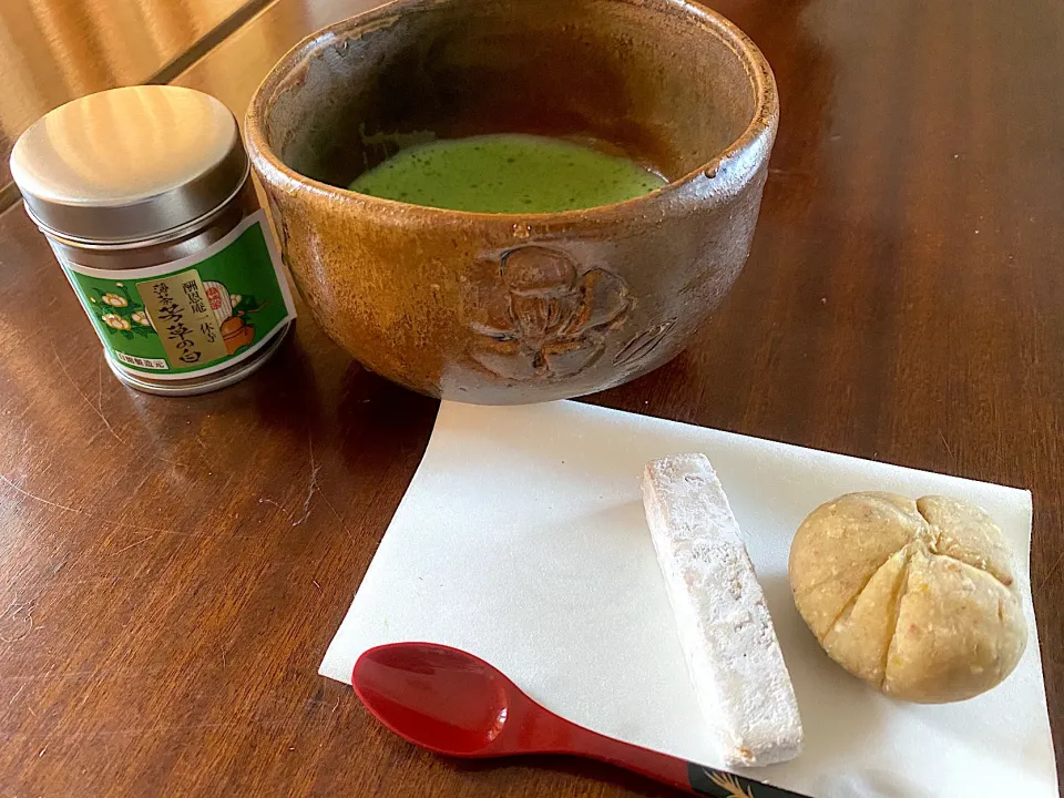 お抹茶でゆっくりティータイム🍵　　　　　友達が手作りしてくれた栗きんとん|まるちゃんさん