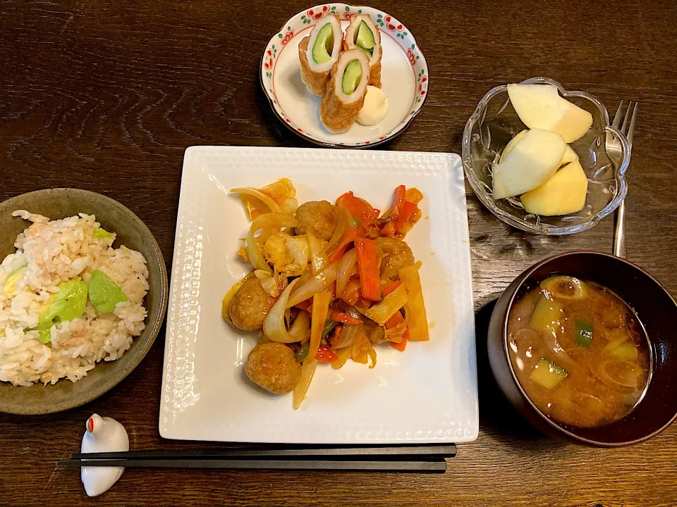 肉団子ケチャップソース、アボカドご飯、竹輪きゅうり、りんご、ネギときゅうりのお味噌汁|カドラさん