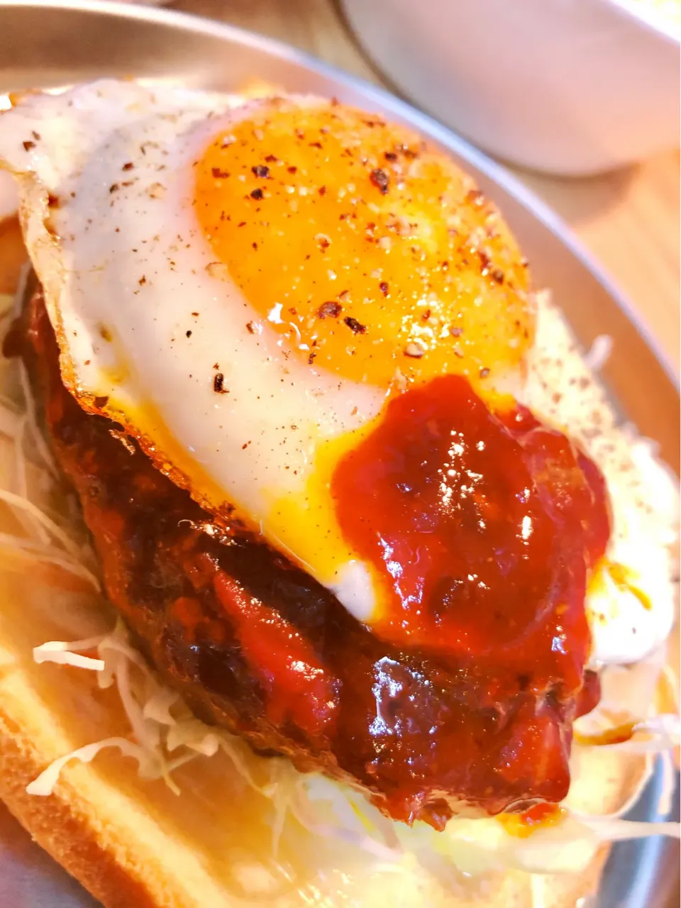 朝ごパンは作り置きのハンバーグで❣️トーストにチーズ🧀キャベツ、目玉焼きをのせるだけで簡単ハンバーガー🍔風で旨し😋|海斗さん