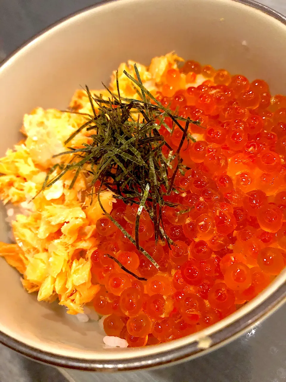 鮭の親子丼！根室からのふるさと納税のイクラと昨日行った小名浜漁港の塩鮭！|Tomyさん