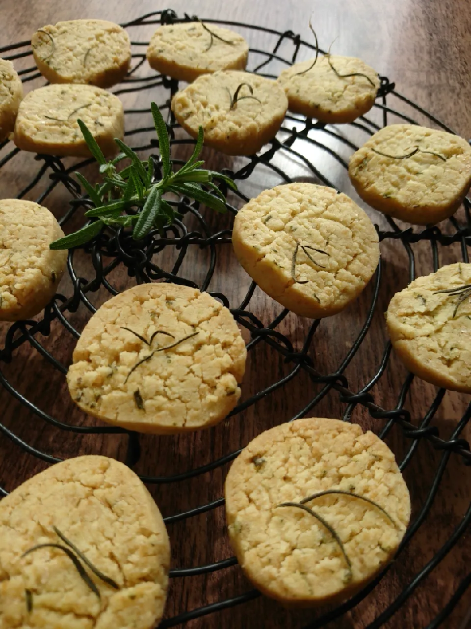 Snapdishの料理写真:マユマユさんの料理 ローズマリーの塩クッキー　　　　Rosemary salt cookie|とだともさん