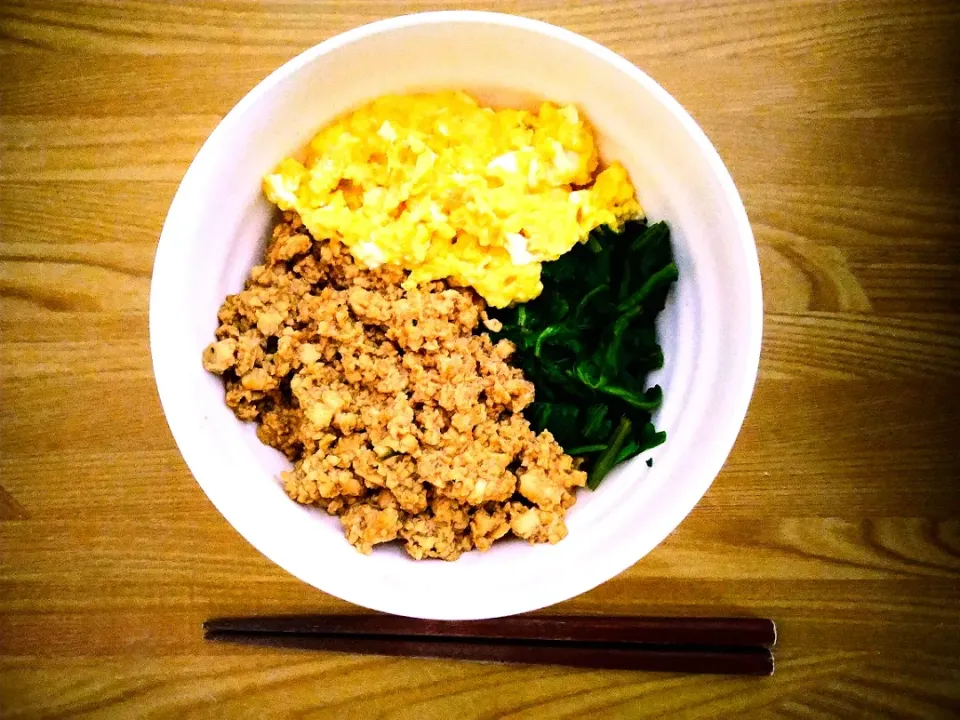 豆腐そぼろとふんわり卵と
ほうれん草の三色丼|いわちゃんさん