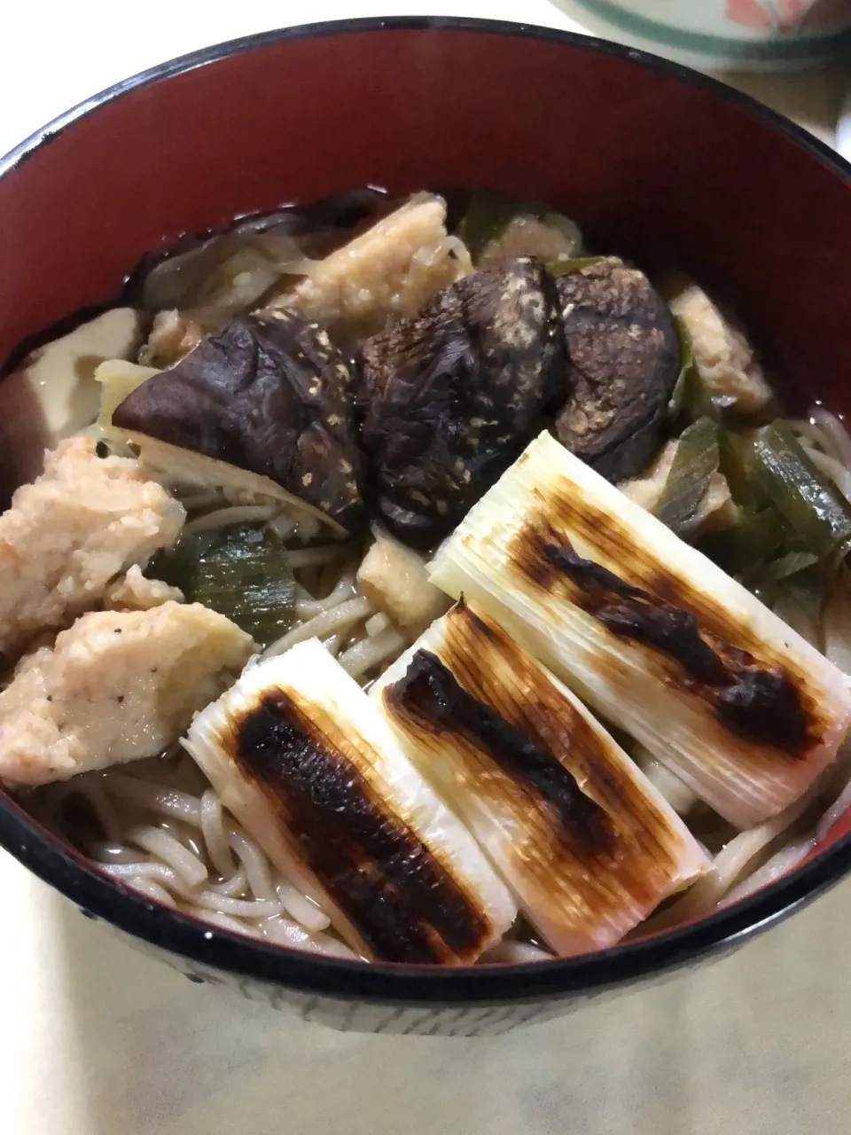 Snapdishの料理写真:手打ち新ぼたん粉二八蕎麦 太焼きネギとライオンしいたけ温蕎麦|Miekoさん