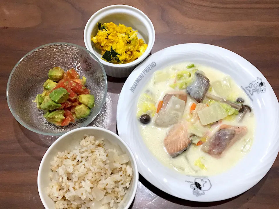 大根の炊き込みご飯 鮭と白菜のクリーム煮 かぼちゃと卵のサラダ アボカドとトマトのわさび醤油和え|おさむん17さん