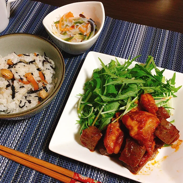 こんにゃくチキン　春雨サラダ　ひじき混ぜご飯|ちぐあささん