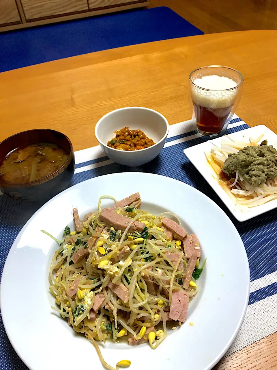 低糖質晩飯　干し椎茸味噌汁、もやしとオクラの芽の卵炒め、大根千切りのアボカド添え、納豆キムチ|小次郎さん