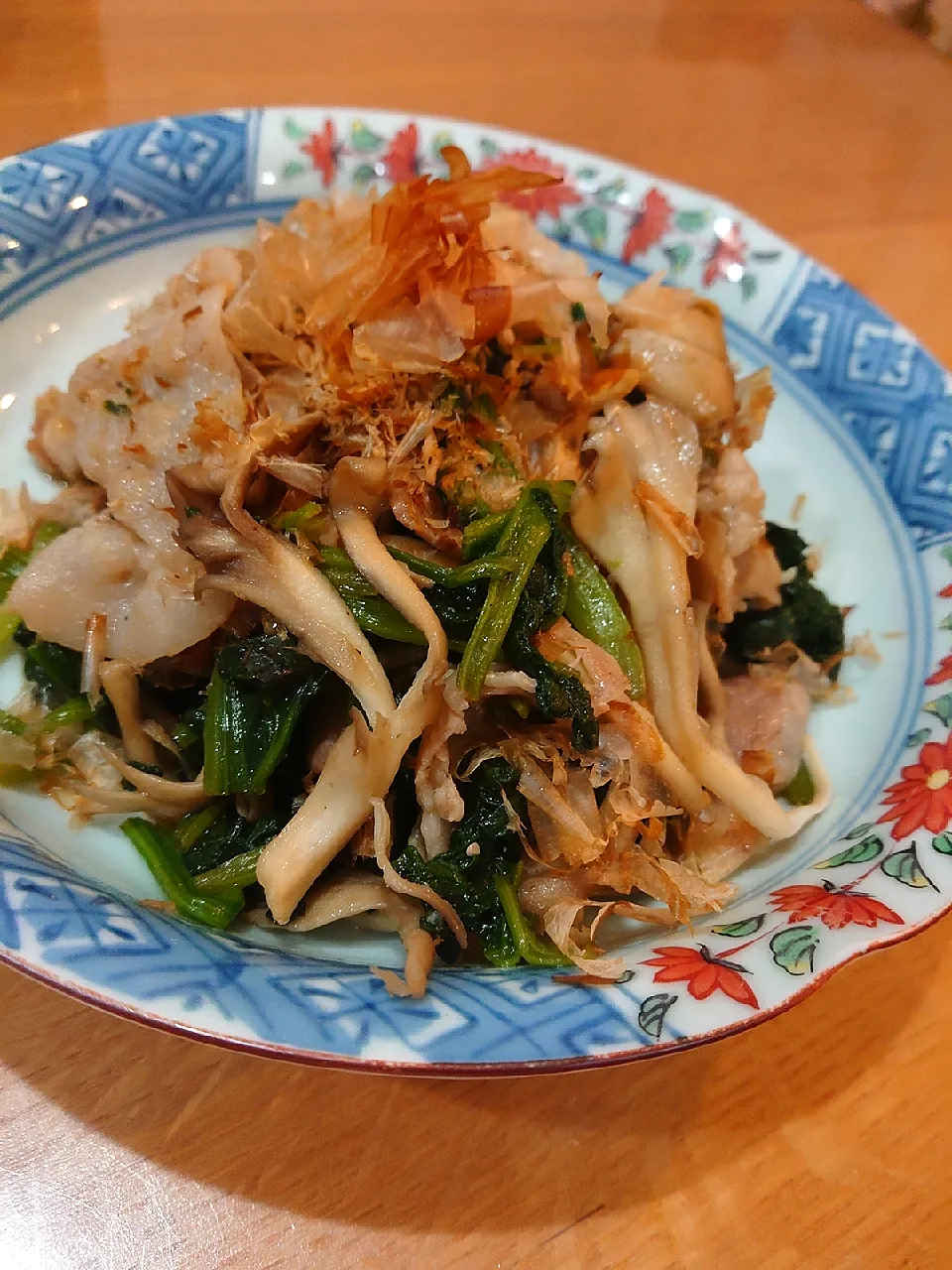 ～かつお節踊る～
豚肉と舞茸とほうれん草のバター醤油炒め|みぽりん♪さん