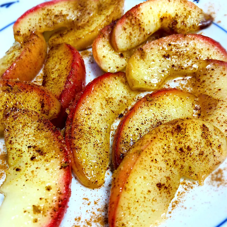 焼き林檎(紅玉)〜 バター＋砂糖& シナモンパウダー

#apple #kougyoku #焼きりんご #焼き林檎 #紅玉 #ホームメイド #ホームメイドクッキング #ホームメイドスイーツ|平大さん