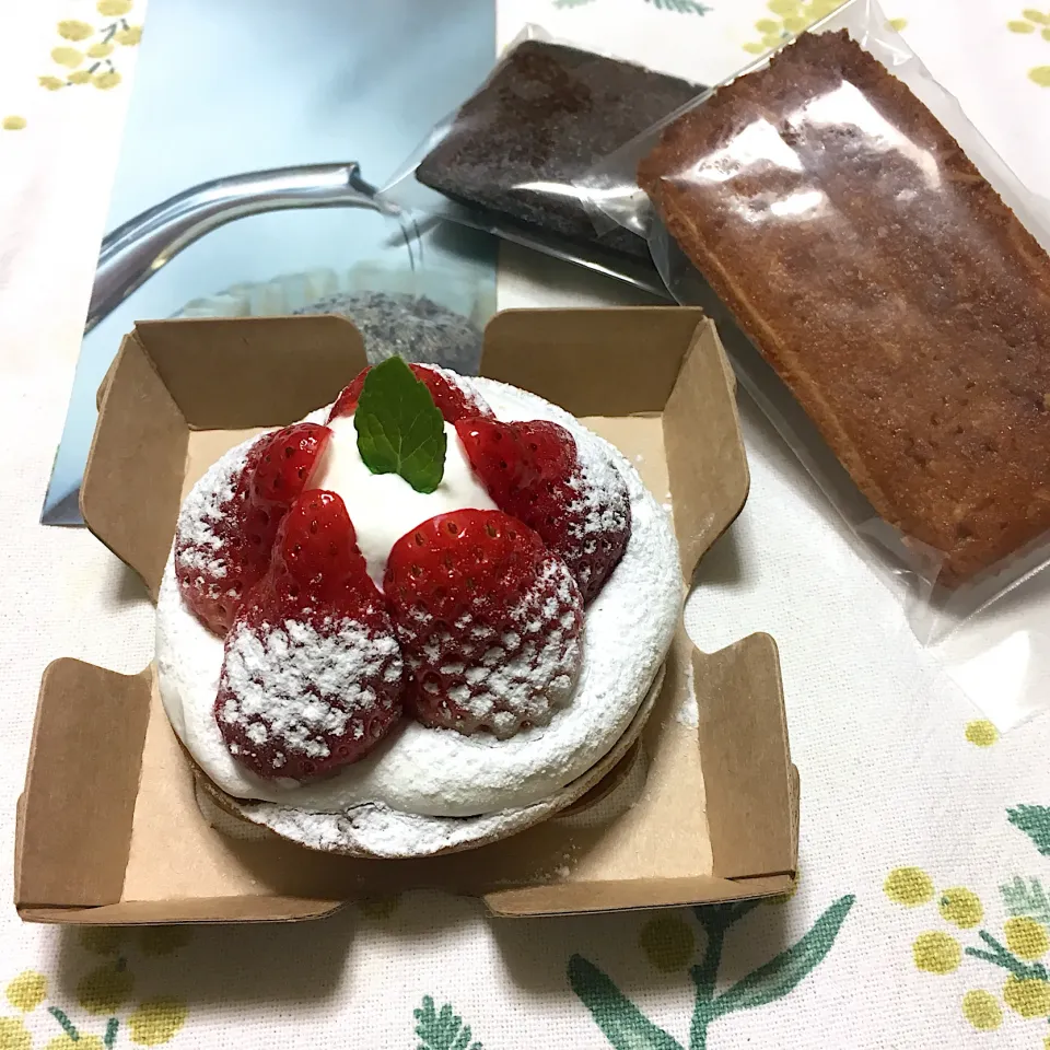 Snapdishの料理写真:イチゴタルト、ココナッツシナモン、チョコ|こいちさん