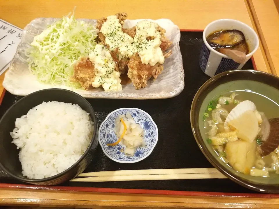 Snapdishの料理写真:チキン南蛮定食
だけどザンギっぽい(^^)会計の時に『ナゲット』と言ってしまった…(笑)|しあるさん