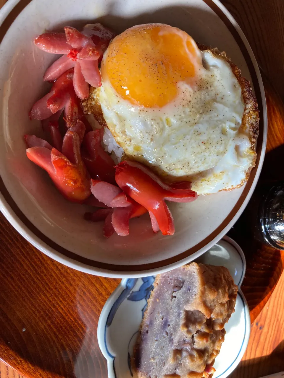 目玉焼きとタコさんウィンナーの朝ごはん|hiroaさん