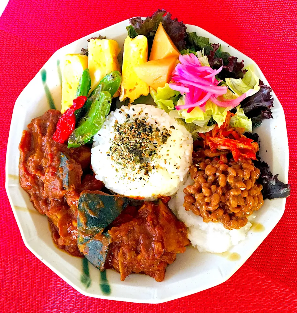 スパイスカレー生活93日目笑笑😋❤️朝カレー続いてる笑笑💪カレーは自由でいいネ❤️チキンと南瓜のカレーにキムチ納豆おろし大根😆旨い😋❤️|HAMI69さん