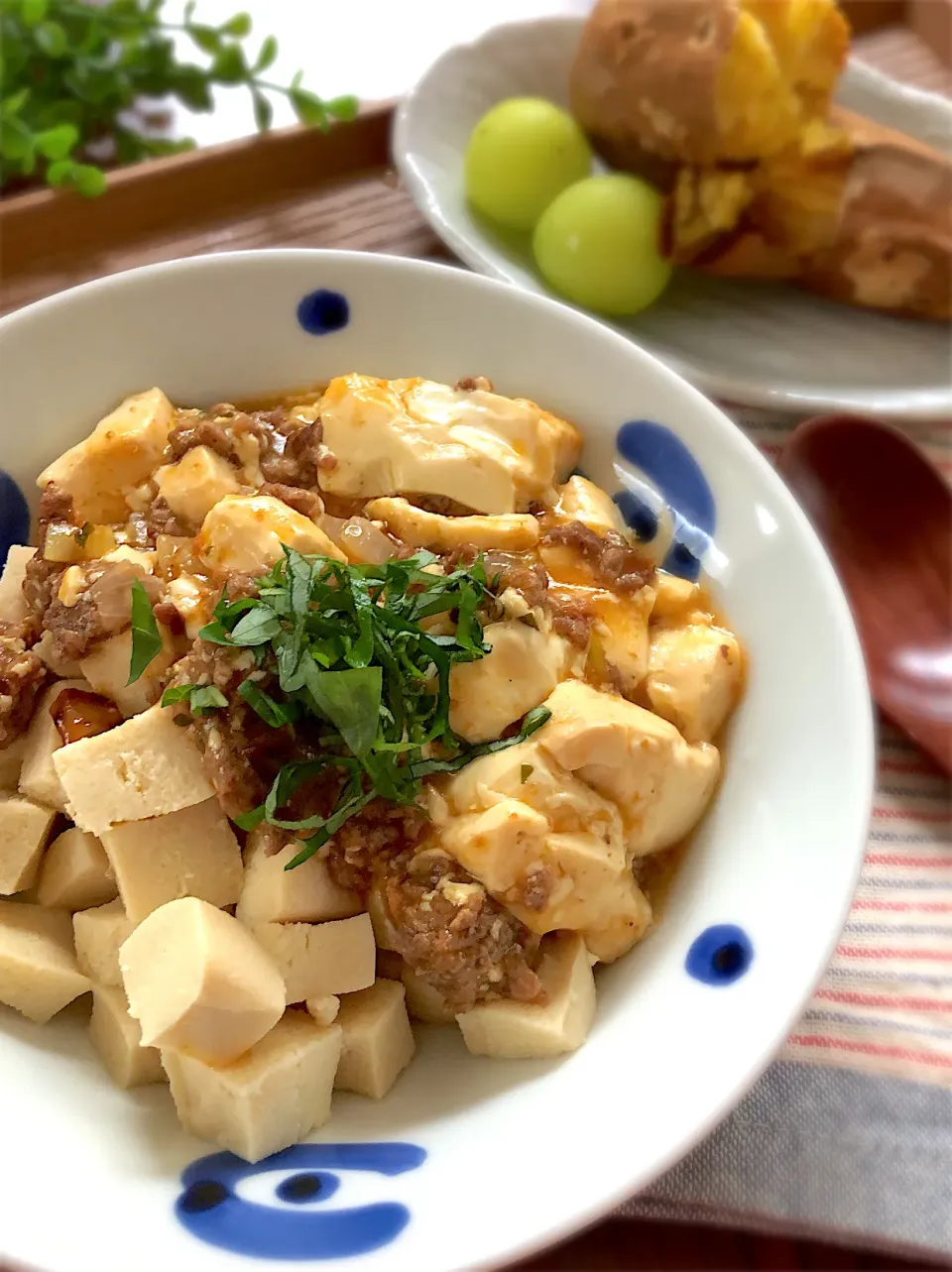 Snapdishの料理写真:豆腐に豆腐のっけ丼|ゆみさん