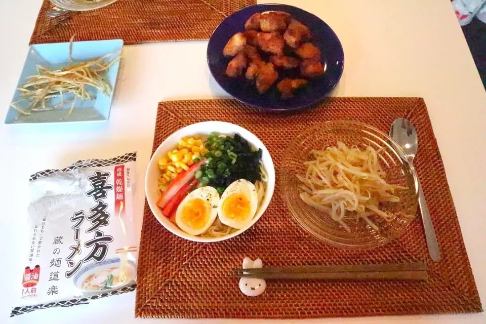 Snapdishの料理写真:今日の昼食 喜多方ラーメン、もやしサラダ、唐揚げ|pinknari🐰🌈さん