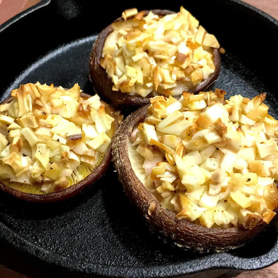 休日前日限定にんにくたっぷり椎茸焼き🍄🧄|べべべさん