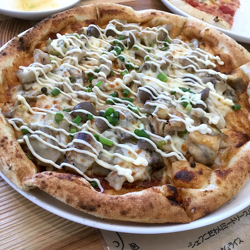 Snapdishの料理写真:女子会ランチ🍄きのことチキンのピザ　　　　　2020.11.3|Yu Yu mamaさん