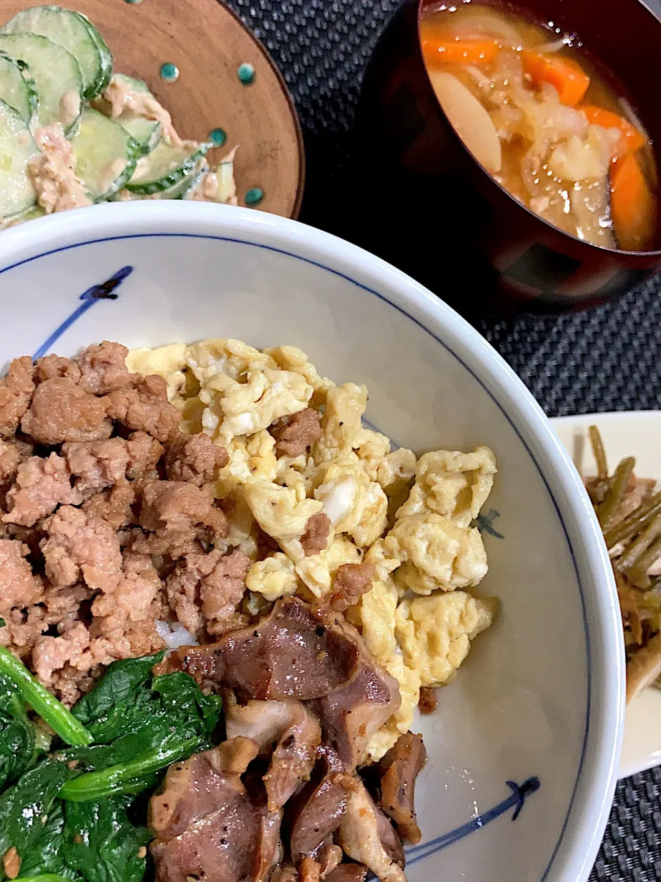 三食丼|いぐあなさん