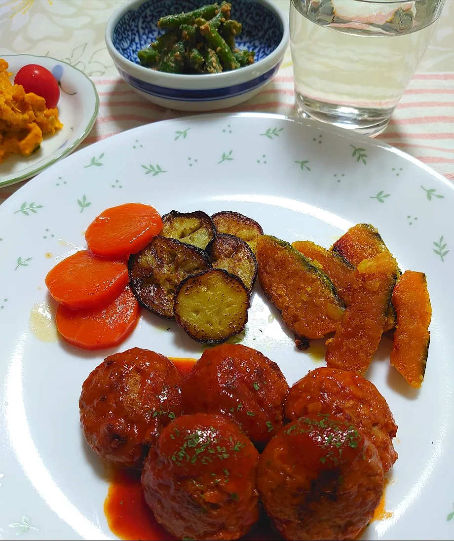 煮込みハンバーグで夕食

残り野菜を結集させました。|🍒ふみりん🍒さん