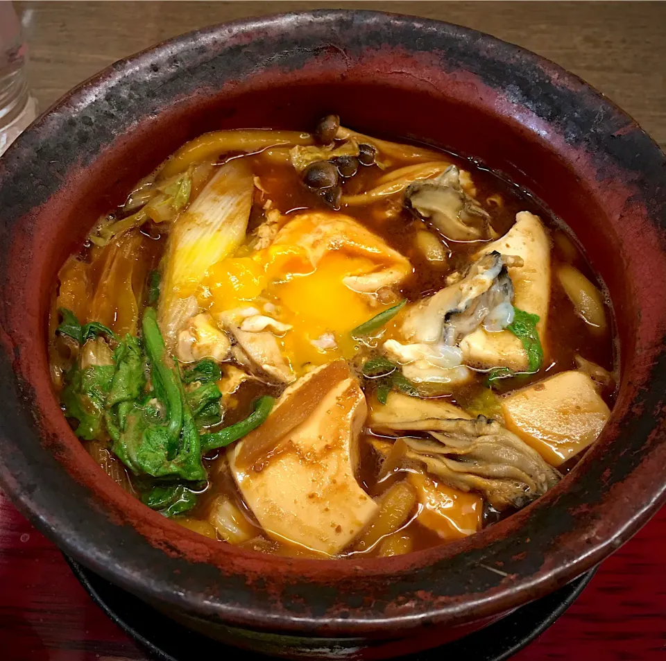 八丁味噌仕立て 広島県産牡蠣入り鍋焼きうどん|すくらんぶるえっぐさん