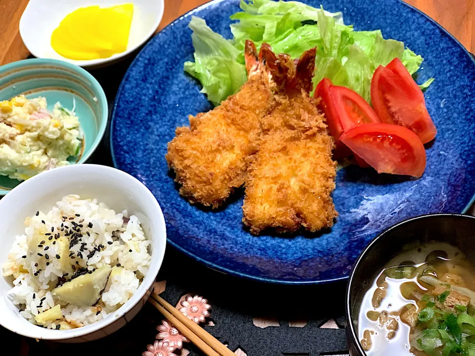 さつまいもご飯　大きな海老フライ　根菜味噌汁　ポテトサラダ　夕食|なおみさん