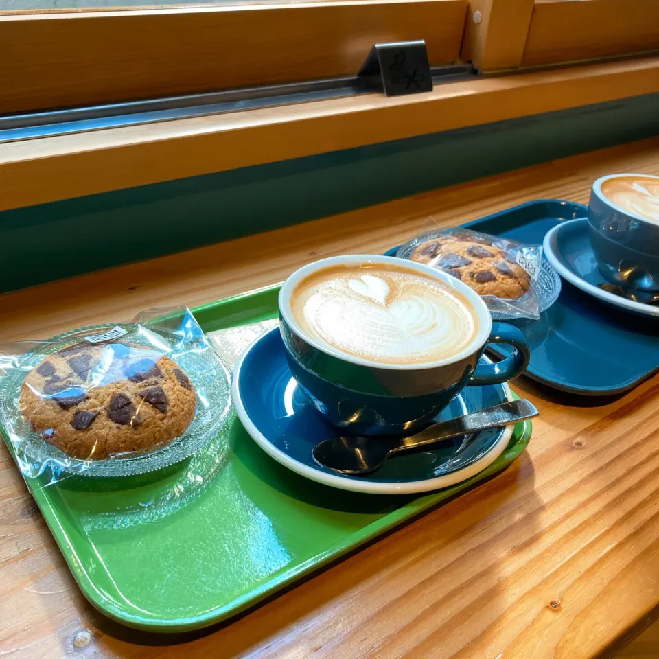 Snapdishの料理写真:チョコチップクッキーとカフェオレ🍪☕️|ちゃみこさん