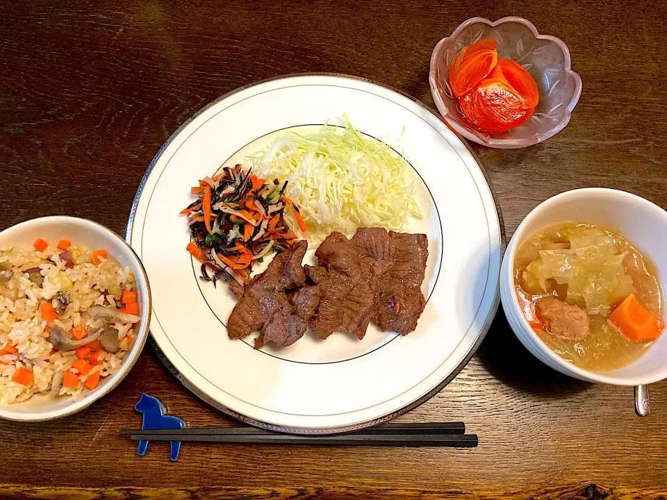 秋の炊き込みご飯、牛ソテー、ひじきとキクラゲの胡麻酢和え、柿、ポトフ|カドラさん