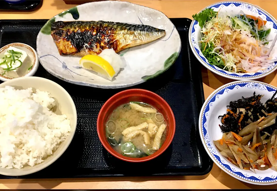 鯖塩焼き定食                                             (サラダ・副菜・ごはん食べ放題)|mottomoさん