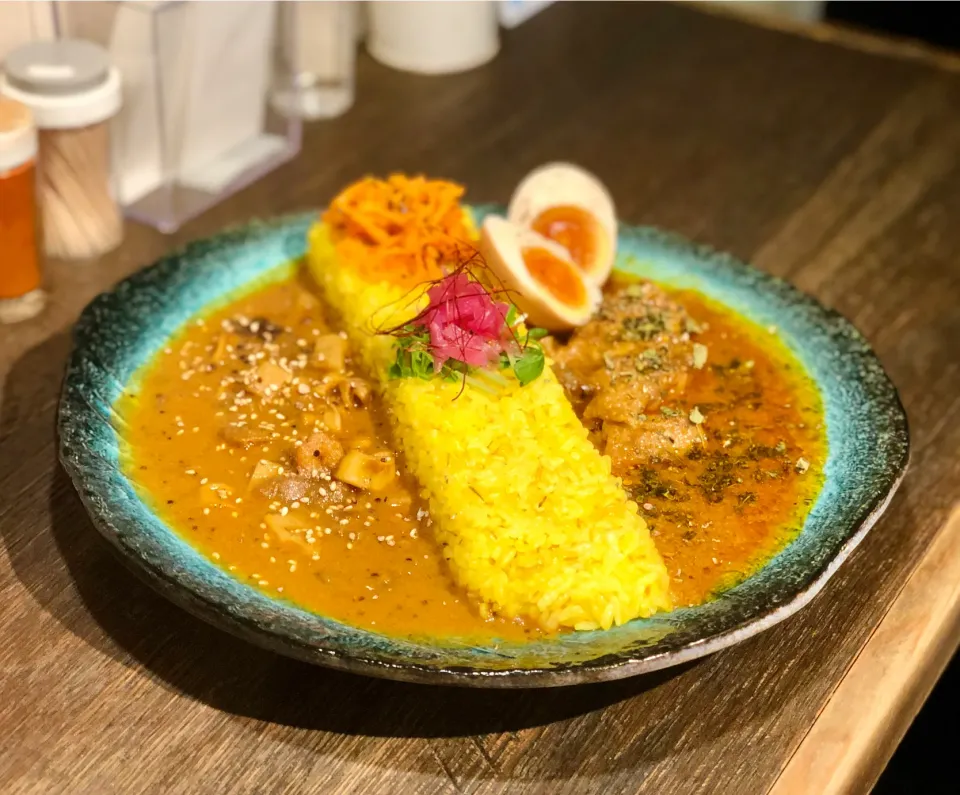 ジンジャーミソチキン✖︎ココナッツシーフードの２種盛り、味玉トッピング　　　　Ginger miso chicken curry and coconut seafood curry|マユマユさん