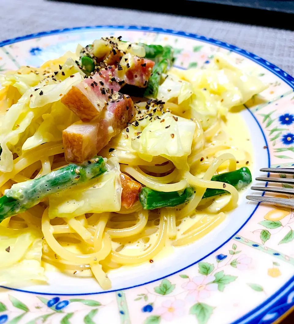 Snapdishの料理写真:アスパラとキャベツ入りのカルボナーラ🍝|ちはるさん